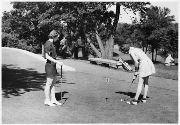 Practice putting at Como in about 1940. Photos courtesy of Minnesota Historical Society.