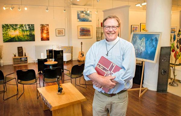 Pastor Scott Simmons leads a weekly Sunday evening Lutheran church service with Lydia Place in the
Dow Art Gallery on University Avenue. Photo by Mike Krivit