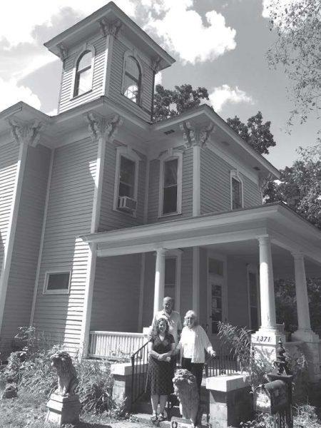 The residents of 1371 Nebraska Ave.: Sarah Dye, left; her mother Carol;
and her husband John Coulter. Bugle archive photo: Roger Bergerson.