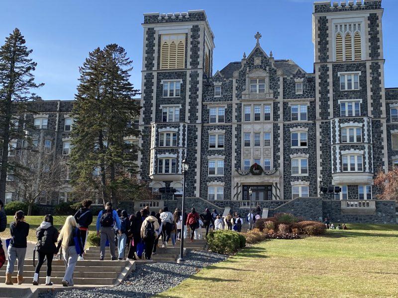 Como Park Hight School students on a “Get Ready” field trip visited the
College of St. Scholastica in Duluth on Nov. 1. Photo by Mai Chue Moua.